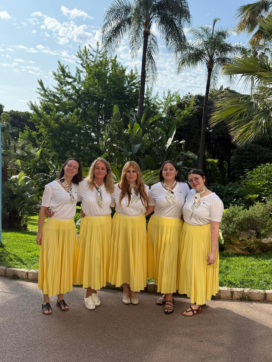 Les hôtesses de Visit Monaco portent des foulards Monoïkos 1297